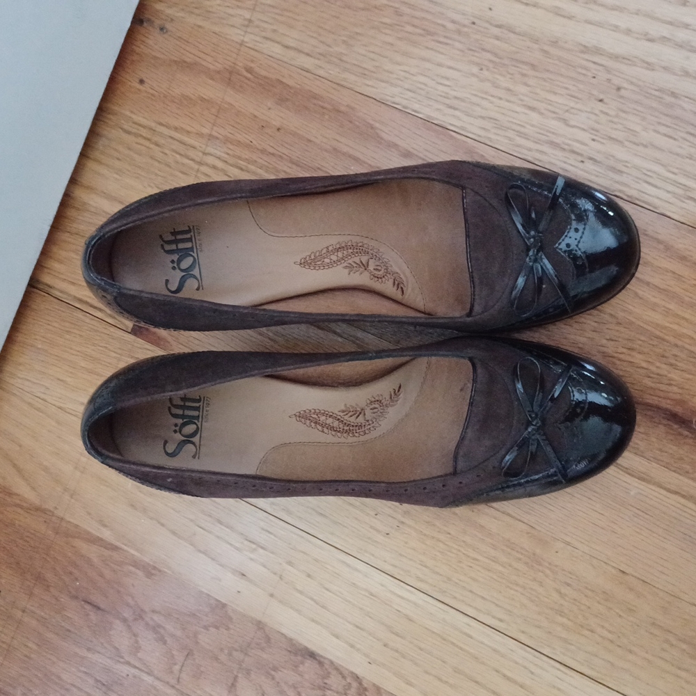 EUC!! Sofft Chocolate Brown Patent Leather and Suade Pumps